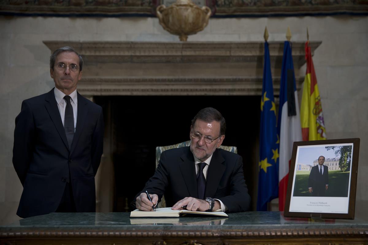 14/11/2015. Rajoy firma en la embajada francesa el Libro de Condolencias. El presidente del Gobierno, Mariano Rajoy, firma, en la Embajada d...