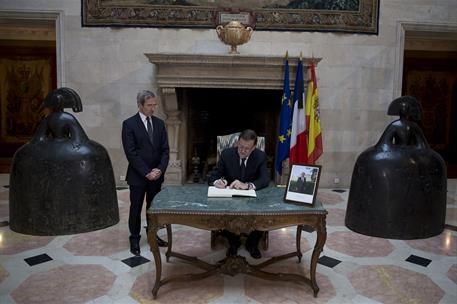 14/11/2015. Rajoy firma en el Libro de Condolencias en la embajada francesa. El presidente del Gobierno, Mariano Rajoy, firma, en la Embajad...