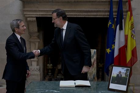 14/11/2015. Rajoy firma en la embajada francesa el Libro de Condolencias. El presidente del Gobierno, Mariano Rajoy, saluda al embajador fra...