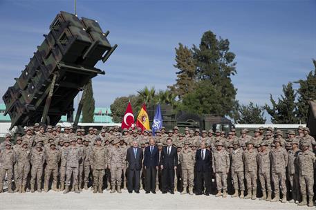 15/11/2015. Rajoy con el contingente español en Adana (Turquía). El presidente del Gobierno, Mariano Rajoy, fotografiado con los miembros de...