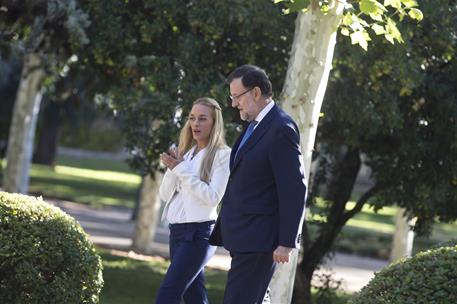 17/09/2015. Rajoy recibe a en La Moncloa a Lilian Tintori. El presidente del Gobierno, Mariano Rajoy, pasea por los jardines de La Moncloa c...