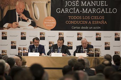 17/11/2015. Rajoy asiste a la presentación de un libro de García-Margallo. El presidente del Gobierno, Mariano Rajoy, junto al ministro de A...