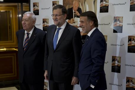 17/11/2015. Rajoy asiste a la presentación de un libro de García-Margallo. El presidente del Gobierno, Mariano Rajoy, junto al ministro de A...