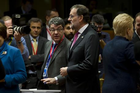18/12/2015. Rajoy asiste al Consejo Europeo. Segunda jornada. El presidente del Gobierno, Mariano Rajoy, junto al director de su Oficina Eco...