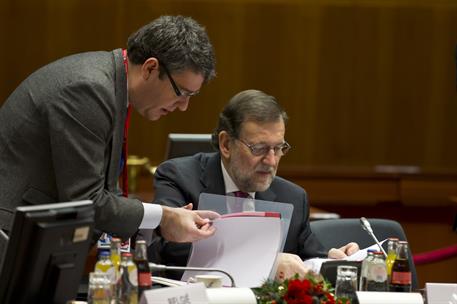18/12/2015. Rajoy asiste al Consejo Europeo. Segunda jornada. El presidente del Gobierno, Mariano Rajoy, revisa unos papeles con el director...