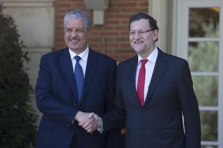21/07/2015. VI Reunión de Alto Nivel Hispano-Argelina. El presidente del Gobierno, Mariano Rajoy, saluda al primer ministro de Argelia, Abde...