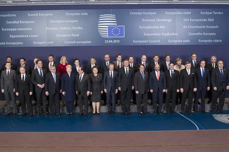 23/04/2015. Rajoy asiste al Consejo Europeo extraordinario. Fotografía de familia de los asistentes a la reunión extraordinaria del Consejo ...
