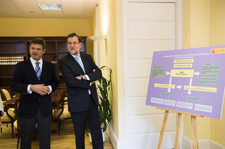 23/10/2015. Rajoy visita la Oficina de Recuperación y Gestión de Activos. El presidente del Gobierno, Mariano Rajoy, junto al ministro de Ju...
