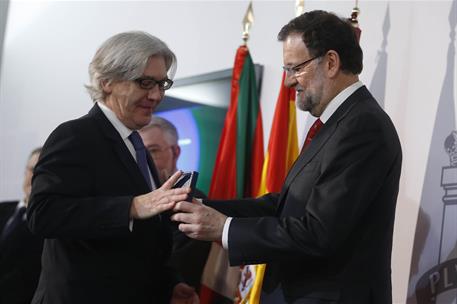 24/03/2015. Viaje a Vitoria de Rajoy. El presidente del Gobierno, Mariano Rajoy, condecora a los miembros de la Comisión de Expertos que ha ...