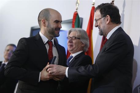 24/03/2015. Viaje a Vitoria de Rajoy. El presidente del Gobierno, Mariano Rajoy, condecora a los miembros de la Comisión de Expertos que ha ...