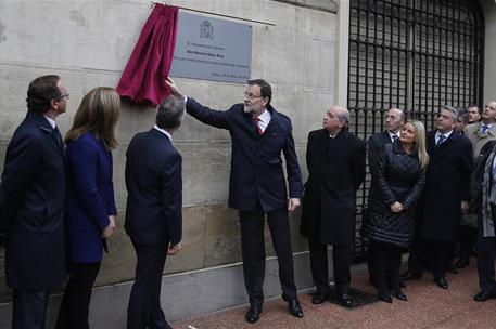 24/03/2015. Viaje a Vitoria de Rajoy. El presidente del Gobierno, Mariano Rajoy, descubre una Placa Conmemorativa de la visita con motivo de...