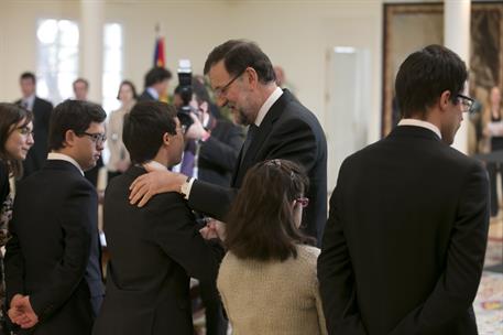 26/01/2015. Rajoy firma un convenio con la Fundación Síndrome de Down de Madrid. El presidente del Gobierno, Mariano Rajoy, saluda a algunos...