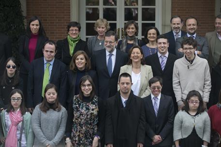 26/01/2015. Rajoy firma un convenio con la Fundación Síndrome de Down de Madrid. El presidente del Gobierno, Mariano Rajoy, posa junto a los...