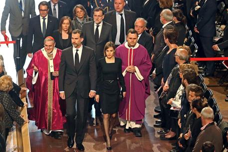 27/04/2015. Rajoy asiste a la ceremonia por los fallecidos en el accidente de los Alpes. Sus Majestades los Reyes de España entran en la Bas...
