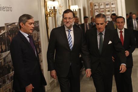 27/04/2015. Rajoy participa en un desayuno informativo organizado por Europa Press. El presidente del Gobierno, Mariano Rajoy, junto al pres...