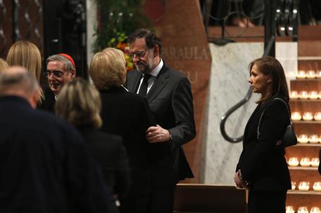 27/04/2015. Rajoy asiste a la ceremonia por los fallecidos en el accidente de los Alpes. El presidente del Gobierno, Mariano Rajoy, y su esp...