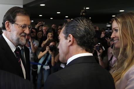 28/03/2015. Mariano Rajoy inaugura el Centro Pompidou Málaga. Mariano Rajoy saluda al actor Antonio Banderas durante la inauguración del Cen...
