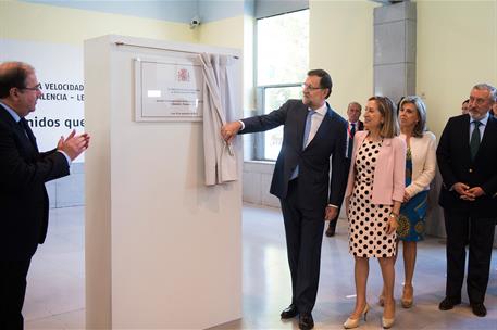 29/09/2015. Rajoy inaugura la línea de Alta Velocidad Valladolid-Palencia-León. El presidente del Gobierno, Mariano Rajoy, descubre la placa...