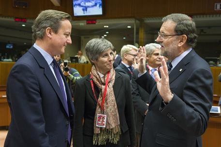 29/11/2015. Rajoy en la Cumbre UE-Turquía. El presidente del Gobierno, Mariano Rajoy, saluda al primer ministro del Reino Unido, David Camer...