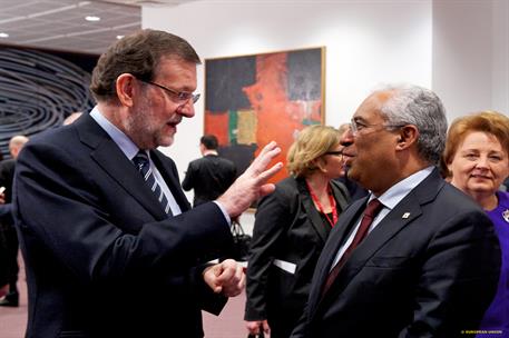 29/11/2015. Rajoy en la Cumbre UE-Turquía. El presidente del Gobierno, Mariano Rajoy, saluda al primer ministro de Portugal, Antonio Costa, ...