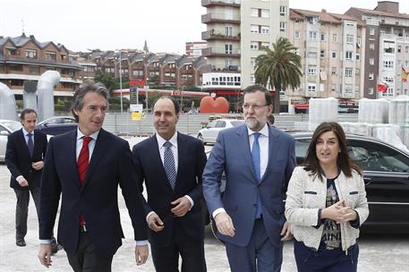 30/03/2015. Rajoy visita el Hospital Universitario "Marqués de Valdecilla". El presidente del Gobierno, Mariano Rajoy, a su llegada al Hospi...