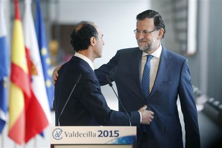 30/03/2015. Rajoy visita el Hospital Universitario "Marqués de Valdecilla". El presidente del Gobierno, Mariano Rajoy, saluda al presidente ...