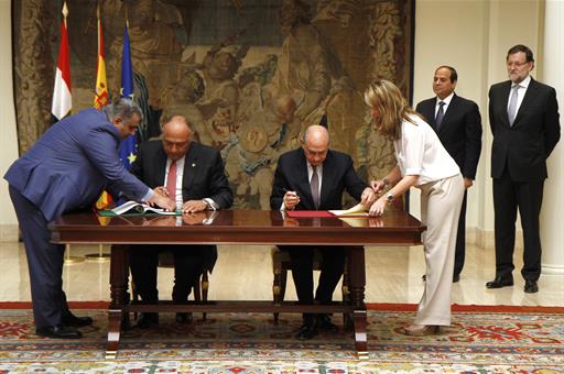 El ministro del Interior de España y el de Asuntos Exteriores de Egipto durante la firma del acuerdo