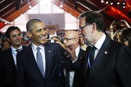 30/11/2015. Cumbre sobre el cambio climático. El presidente del Gobierno, Mariano Rajoy, habla con el presidente estadounidense, Barack Obam...