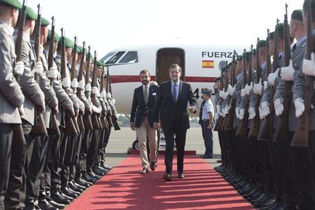31/08/2015. Viaje del presidente del Gobierno a Alemania. El presidente del Gobierno, Mariano Rajoy, a su llegada al aeropuerto de Berlín-Tegel.