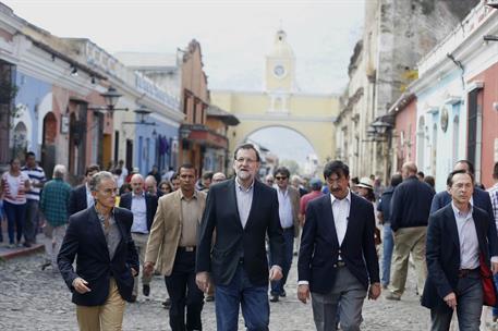 8/03/2015. Viaje oficial del presidente del Gobierno a Guatemala. El presidente del Gobierno, Mariano Rajoy, durante su recorrido por las ca...