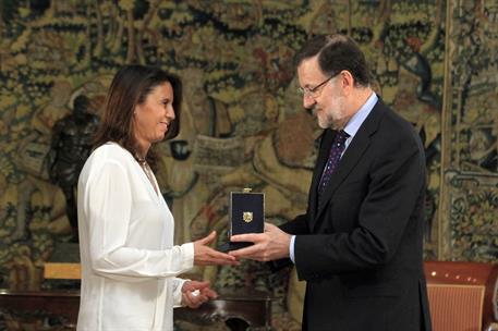 7/07/2015. Medalla a Ana María Vidal-Abarca. El presidente Mariano Rajoy entrega a la hija de Ana María Vidal-Abarca, Ana Velasco, la Medall...
