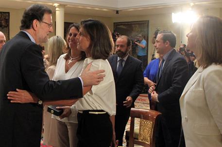 7/07/2015. Medalla a Ana María Vidal-Abarca. El presidente Rajoy saluda a dos de las hijas de Ana María Vidal-Abarca al finalizar la entrega...