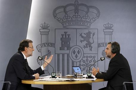 22/09/2015. Rajoy es entrevistado en Onda Cero. El presidente del Gobierno, Mariano Rajoy, y el periodista a Carlos Alsina durante la entrev...