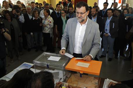 24/05/2015. Rajoy ejerciendo su derecho al voto. El presidente del Gobierno, Mariano Rajoy, vota en su colegio electoral.