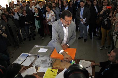 24/05/2015. Rajoy ejerce su derecho al voto. El presidente del Gobierno, Mariano Rajoy, saluda a los miembros de la mesa electoral.