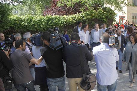 24/05/2015. Rajoy ejerce su derecho al voto. El presidente del Gobierno, Mariano rajoy, a la salida del colegio electoral donde ha votado esta mañana.