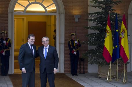 1/12/2016. Rajoy recibe al presidente de la Comisión Europea. El presidente del Gobierno, Mariano Rajoy, saluda al presidente de la Comisión...