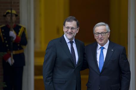 1/12/2016. Rajoy recibe al presidente de la Comisión Europea. El presidente del Gobierno, Mariano Rajoy, saluda al presidente de la Comisión...