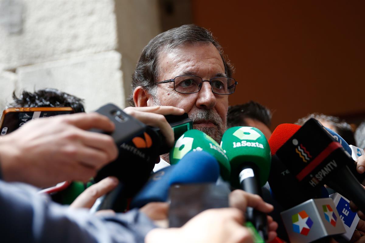2/05/2016. Rajoy asiste a los actos del Dos de Mayo. El presidente del Gobierno en funciones, Mariano Rajoy, atiende a los medios de comunic...