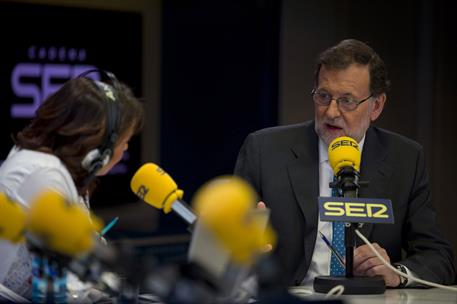4/05/2016. Entrevista a Rajoy en la Cadena Ser. El presidente del Gobierno en funciones, Mariano Rajoy, junto a la periodista Pepa Bueno, du...