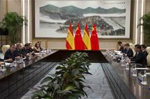 El presidente del Gobierno en funciones, Mariano Rajoy, en la reunión bilateral con el presidente de China (Foto: Pool Moncloa)