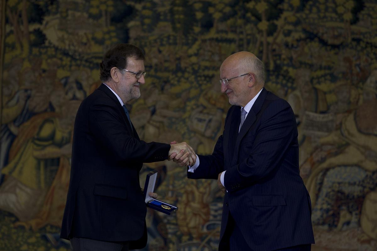 6/05/2016. Rajoy entrega las Medallas de Oro al Mérito en el Trabajo. El presidente del Gobierno en funciones, Mariano Rajoy, entrega la Med...
