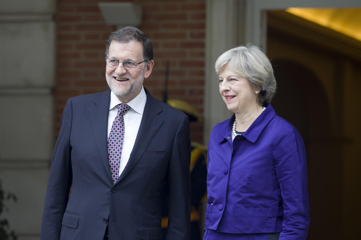 13/10/2016. Rajoy recibe a la primera ministra británica, Theresa May. El presidente del Gobierno en funciones, Mariano Rajoy, posa en las e...