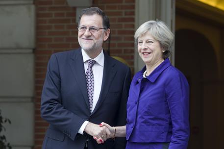 13/10/2016. Rajoy recibe a la primera ministra británica, Theresa May. El presidente del Gobierno en funciones, Mariano Rajoy, saluda en las...