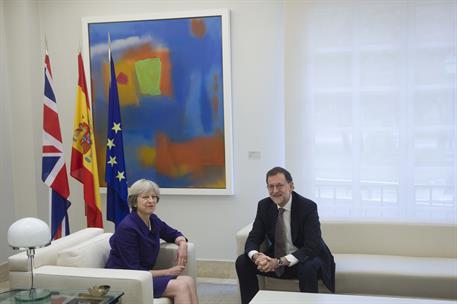 13/10/2016. Rajoy recibe a la primera ministra británica, Theresa May. El presidente del Gobierno en funciones, Mariano Rajoy, posa con la p...