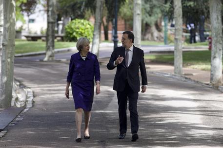 13/10/2016. Rajoy recibe a la primera ministra británica, Theresa May. El presidente del Gobierno en funciones, Mariano Rajoy, pasea junto a...