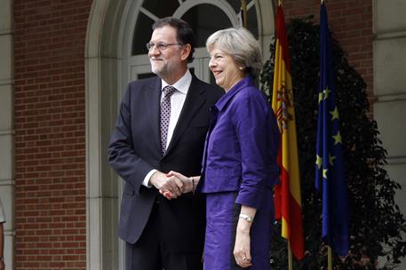 13/10/2016. Rajoy recibe a la primera ministra británica, Theresa May. El presidente del Gobierno en funciones, Mariano Rajoy, posa en las e...