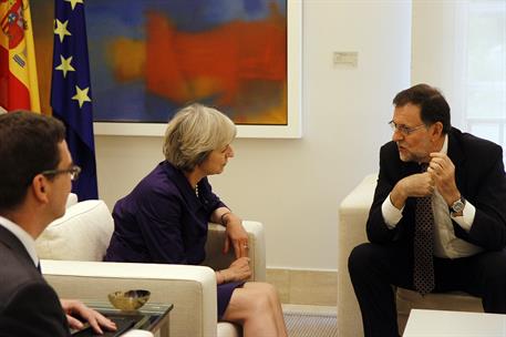 13/10/2016. Rajoy recibe a la primera ministra británica, Theresa May. El presidente del Gobierno en funciones, Mariano Rajoy, conversa con ...