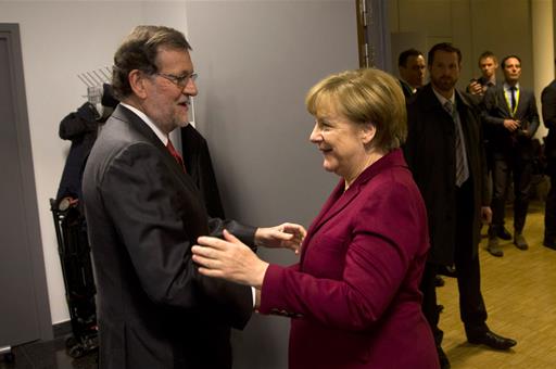 15/12/2016. Rajoy asiste al Consejo Europeo. El presidente del Gobierno, Mariano Rajoy, saluda a la canciller alemana, Angela Merkel, antes ...