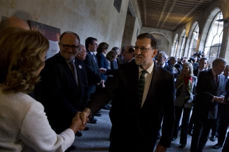 17/10/2016. Mariano Rajoy, en la Universidad de Salamanca. El presidente del Gobierno en funciones, Mariano Rajoy, saluda en el Claustro de ...
